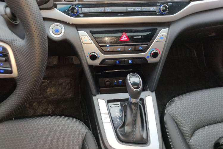 Used Hyundai Elantra (6th Generation / Lingdong) 2018 1.6L Automatic 15th Anniversary Special Edition Gear Lever