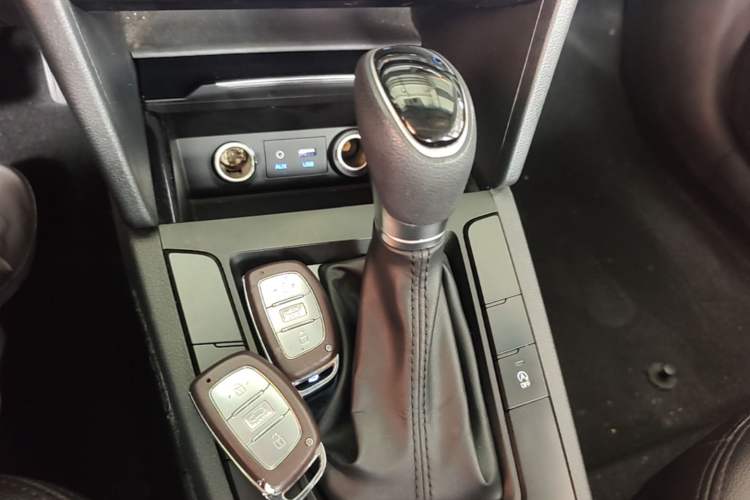 Used Hyundai Elantra (6th Generation / Lingdong) 2018 1.4T Dual-Clutch Xuan Dong · Dynamic Edition Gear Lever