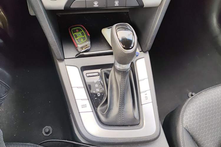 Used Hyundai Elantra (6th Generation / Lingdong) 2018 1.6L Automatic 15th Anniversary Special Edition Gear Lever