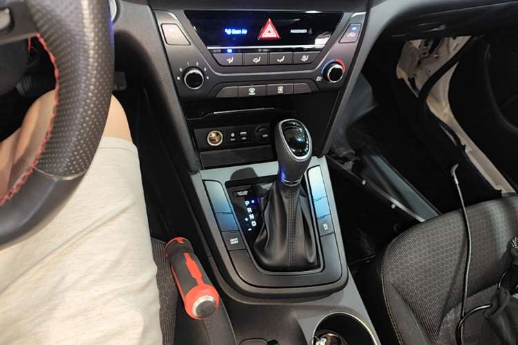 Used Hyundai Elantra (6th Generation / Lingdong) 2018 1.4T Dual-Clutch Xuan Dong · Dynamic Edition Gear Lever