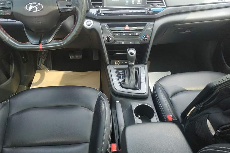 Used Hyundai Elantra (6th Generation / Lingdong) 2018 1.4T Dual-Clutch Xuan Dong · Dynamic Edition Gear Lever