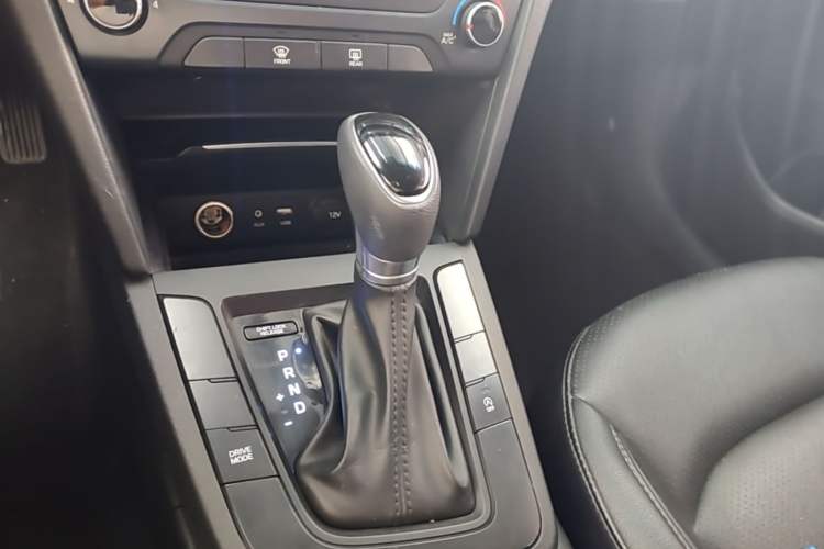 Used Hyundai Elantra (6th Generation / Lingdong) 2018 1.4T Dual-Clutch Xuan Dong · Dynamic Edition Gear Lever