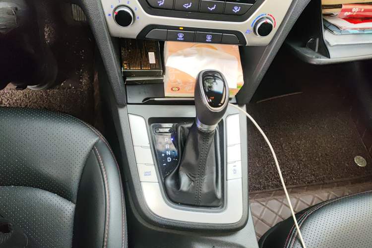 Used Hyundai Elantra (6th Generation / Lingdong) 2018 1.6L Automatic 15th Anniversary Special Edition Gear Lever