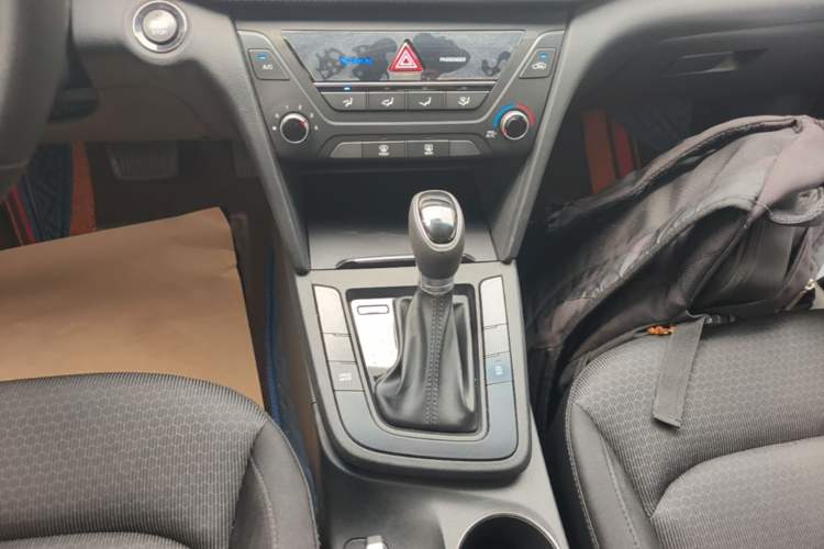 Used Hyundai Elantra (6th Generation / Lingdong) 2018 1.4T Dual-Clutch Xuan Dong · Dynamic Edition Gear Lever
