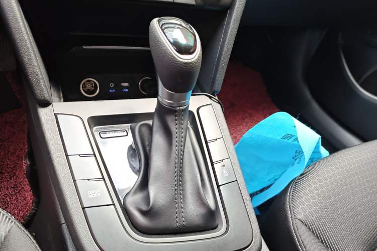 Used Hyundai Elantra (6th Generation / Lingdong) 2018 1.4T Dual-Clutch Xuan Dong · Dynamic Edition Gear Lever