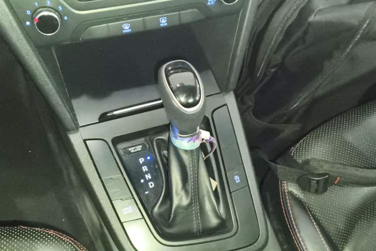 Used Hyundai Elantra (6th Generation / Lingdong) 2018 1.4T Dual-Clutch Xuan Dong · Dynamic Edition Gear Lever