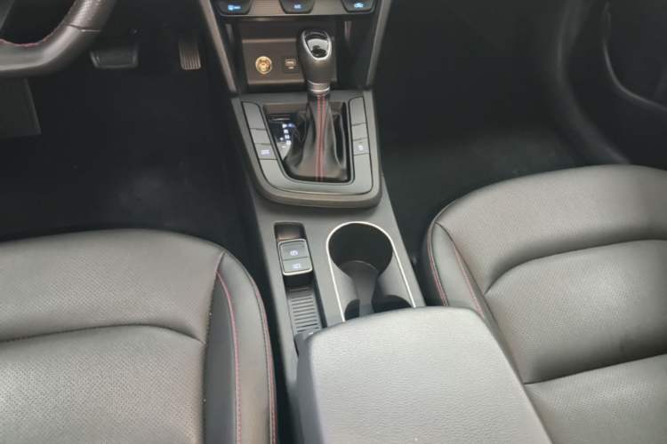 Used Hyundai Elantra (6th Generation / Lingdong) 2018 1.4T Dual-Clutch Xuan Dong · Dynamic Edition Gear Lever