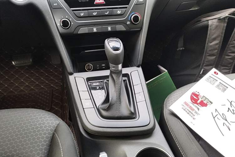 Used Hyundai Elantra (6th Generation / Lingdong) 2018 1.4T Dual-Clutch Xuan Dong · Dynamic Edition Gear Lever