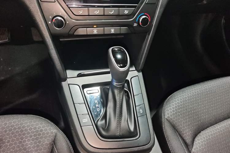 Used Hyundai Elantra (6th Generation / Lingdong) 2018 1.4T Dual-Clutch Xuan Dong · Dynamic Edition Gear Lever