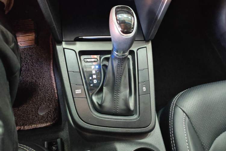 Used Hyundai Elantra (6th Generation / Lingdong) 2018 1.4T Dual-Clutch Xuan Dong · Dynamic Edition Gear Lever