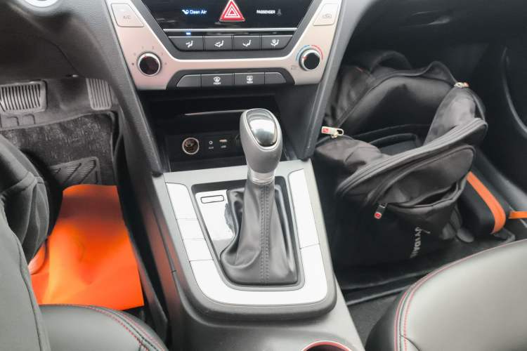 Used Hyundai Elantra (6th Generation / Lingdong) 2018 1.6L Automatic 15th Anniversary Special Edition Gear Lever