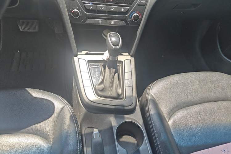 Used Hyundai Elantra (6th Generation / Lingdong) 2018 1.4T Dual-Clutch Xuan Dong · Dynamic Edition Gear Lever