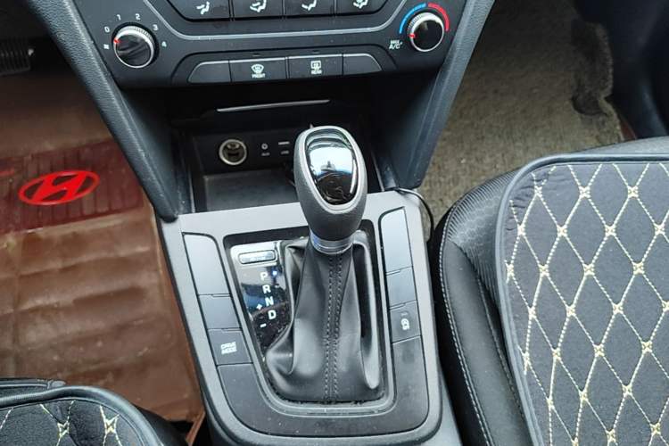 Used Hyundai Elantra (6th Generation / Lingdong) 2018 1.4T Dual-Clutch Xuan Dong · Dynamic Edition Gear Lever