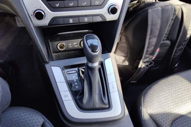 Used Hyundai Elantra (6th Generation / Lingdong) 2018 1.6L Automatic 15th Anniversary Special Edition Gear Lever