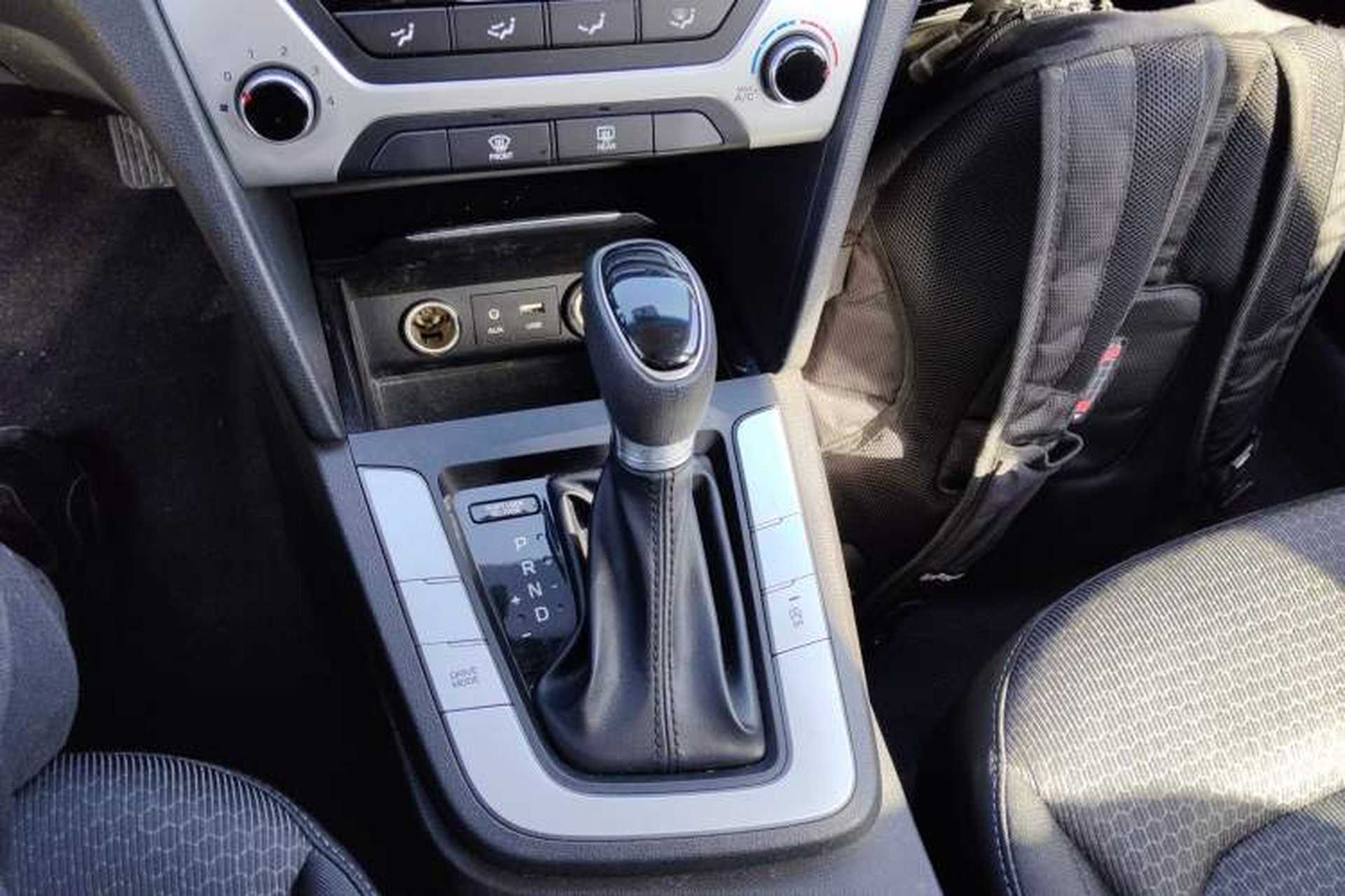 Used Hyundai Elantra (6th Generation / Lingdong) 2018 1.6L Automatic 15th Anniversary Special Edition Gear Lever