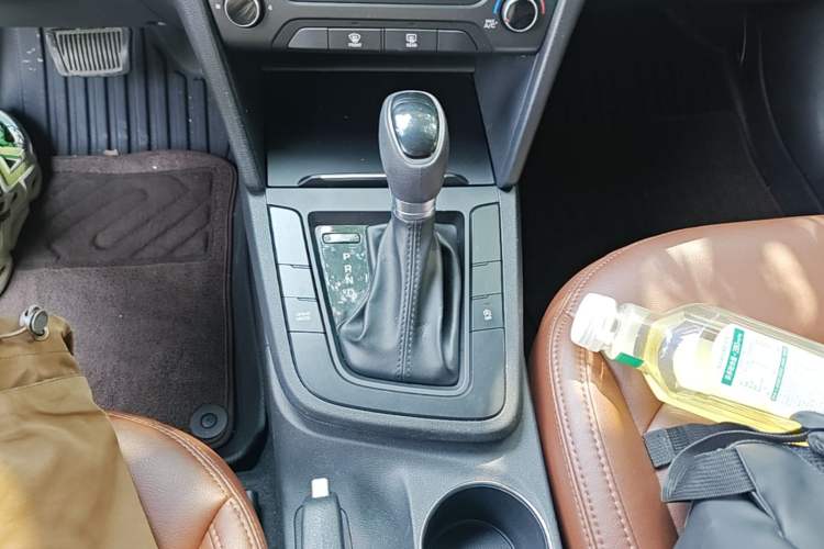 Used Hyundai Elantra (6th Generation / Lingdong) 2018 1.4T Dual-Clutch Xuan Dong · Dynamic Edition Gear Lever