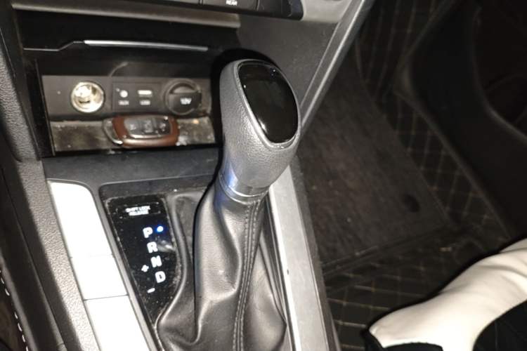 Used Hyundai Elantra (6th Generation / Lingdong) 2018 1.6L Automatic 15th Anniversary Special Edition Gear Lever