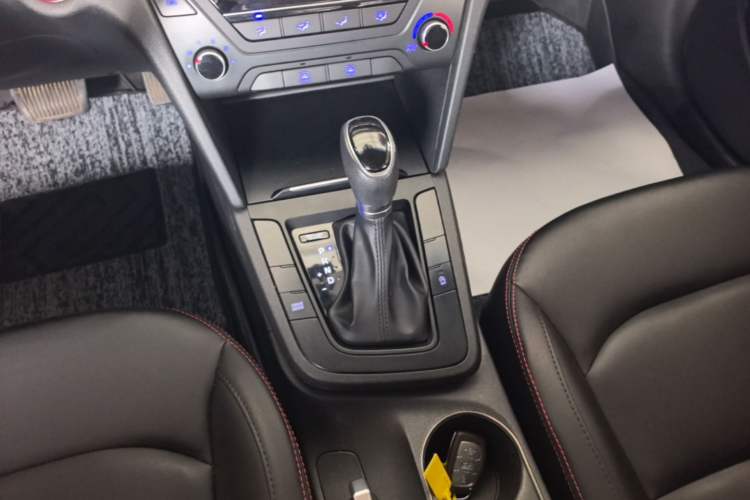 Used Hyundai Elantra (6th Generation / Lingdong) 2018 1.4T Dual-Clutch Xuan Dong · Dynamic Edition Gear Lever
