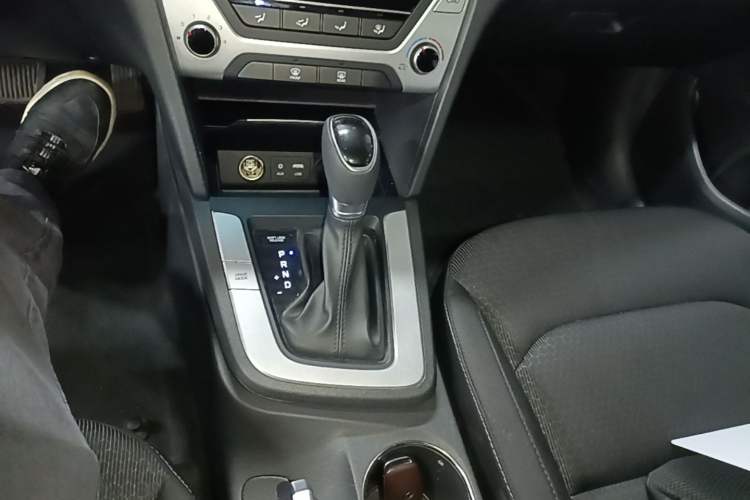 Used Hyundai Elantra (6th Generation / Lingdong) 2018 1.6L Automatic 15th Anniversary Special Edition Gear Lever