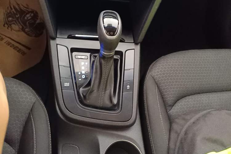 Used Hyundai Elantra (6th Generation / Lingdong) 2018 1.4T Dual-Clutch Xuan Dong · Dynamic Edition Gear Lever