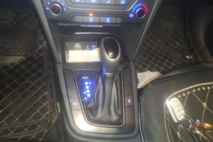 Used Hyundai Elantra (6th Generation / Lingdong) 2018 1.4T Dual-Clutch Xuan Dong · Dynamic Edition Gear Lever