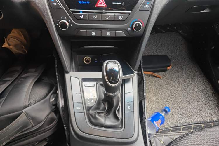 Used Hyundai Elantra (6th Generation / Lingdong) 2018 1.4T Dual-Clutch Xuan Dong · Dynamic Edition Gear Lever