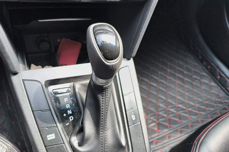 Used Hyundai Elantra (6th Generation / Lingdong) 2018 1.4T Dual-Clutch Xuan Dong · Dynamic Edition Gear Lever