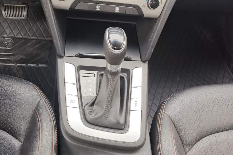 Used Hyundai Elantra (6th Generation / Lingdong) 2018 1.6L Automatic 15th Anniversary Special Edition Gear Lever