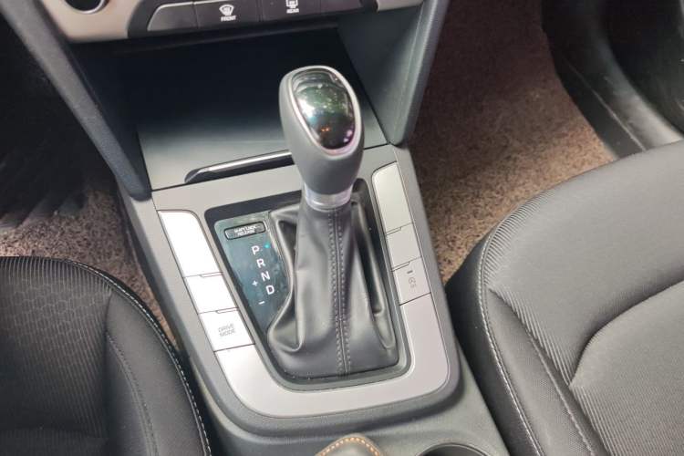 Used Hyundai Elantra (6th Generation / Lingdong) 2018 1.6L Automatic 15th Anniversary Special Edition Gear Lever
