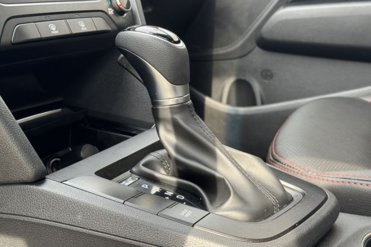Used Hyundai Elantra (6th Generation / Lingdong) 2018 1.4T Dual-Clutch Xuan Dong · Dynamic Edition Gear Lever