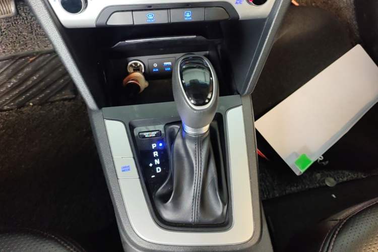 Used Hyundai Elantra (6th Generation / Lingdong) 2018 1.6L Automatic 15th Anniversary Special Edition Gear Lever