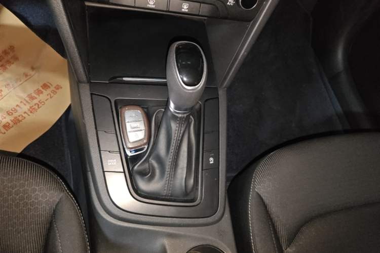 Used Hyundai Elantra (6th Generation / Lingdong) 2018 1.4T Dual-Clutch Xuan Dong · Dynamic Edition Gear Lever