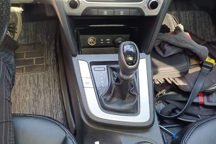 Used Hyundai Elantra (6th Generation / Lingdong) 2018 1.6L Automatic 15th Anniversary Special Edition Gear Lever