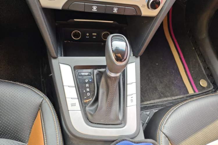 Used Hyundai Elantra (6th Generation / Lingdong) 2018 1.6L Automatic 15th Anniversary Special Edition Gear Lever