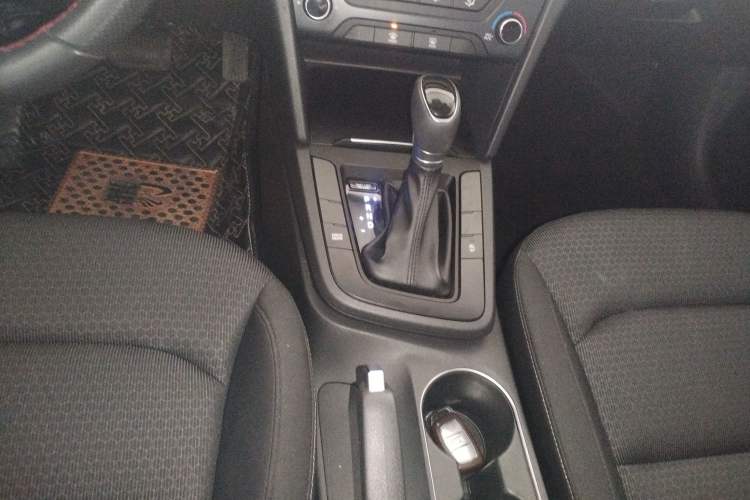 Used Hyundai Elantra (6th Generation / Lingdong) 2018 1.4T Dual-Clutch Xuan Dong · Dynamic Edition Gear Lever