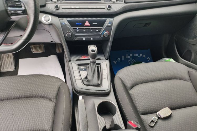 Used Hyundai Elantra (6th Generation / Lingdong) 2018 1.4T Dual-Clutch Xuan Dong · Dynamic Edition Gear Lever