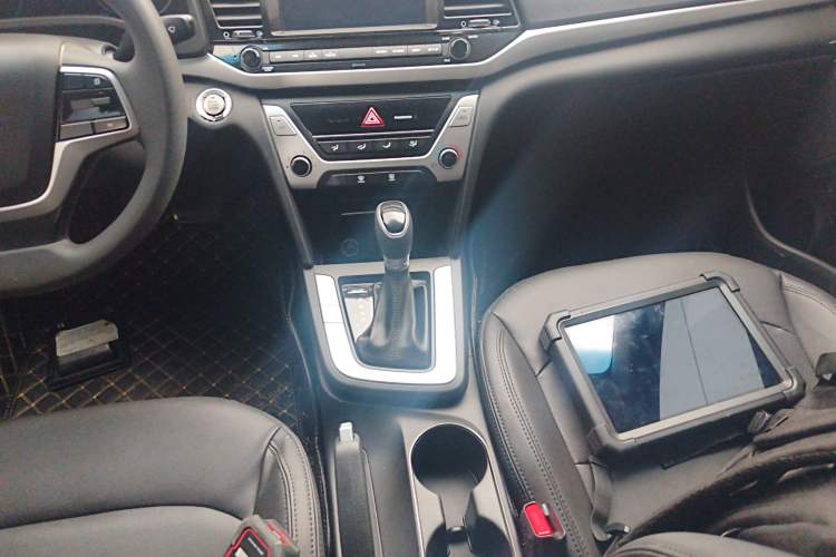Used Hyundai Elantra (6th Generation / Lingdong) 2018 1.6L Automatic 15th Anniversary Special Edition Gear Lever