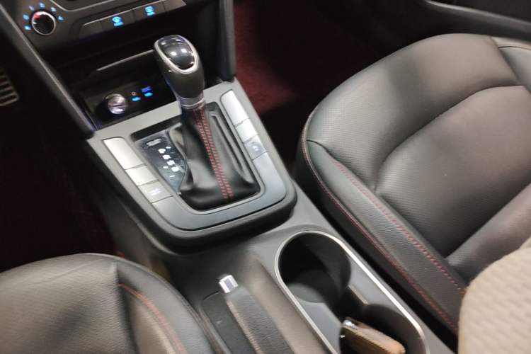 Used Hyundai Elantra (6th Generation / Lingdong) 2018 1.4T Dual-Clutch Xuan Dong · Dynamic Edition Gear Lever