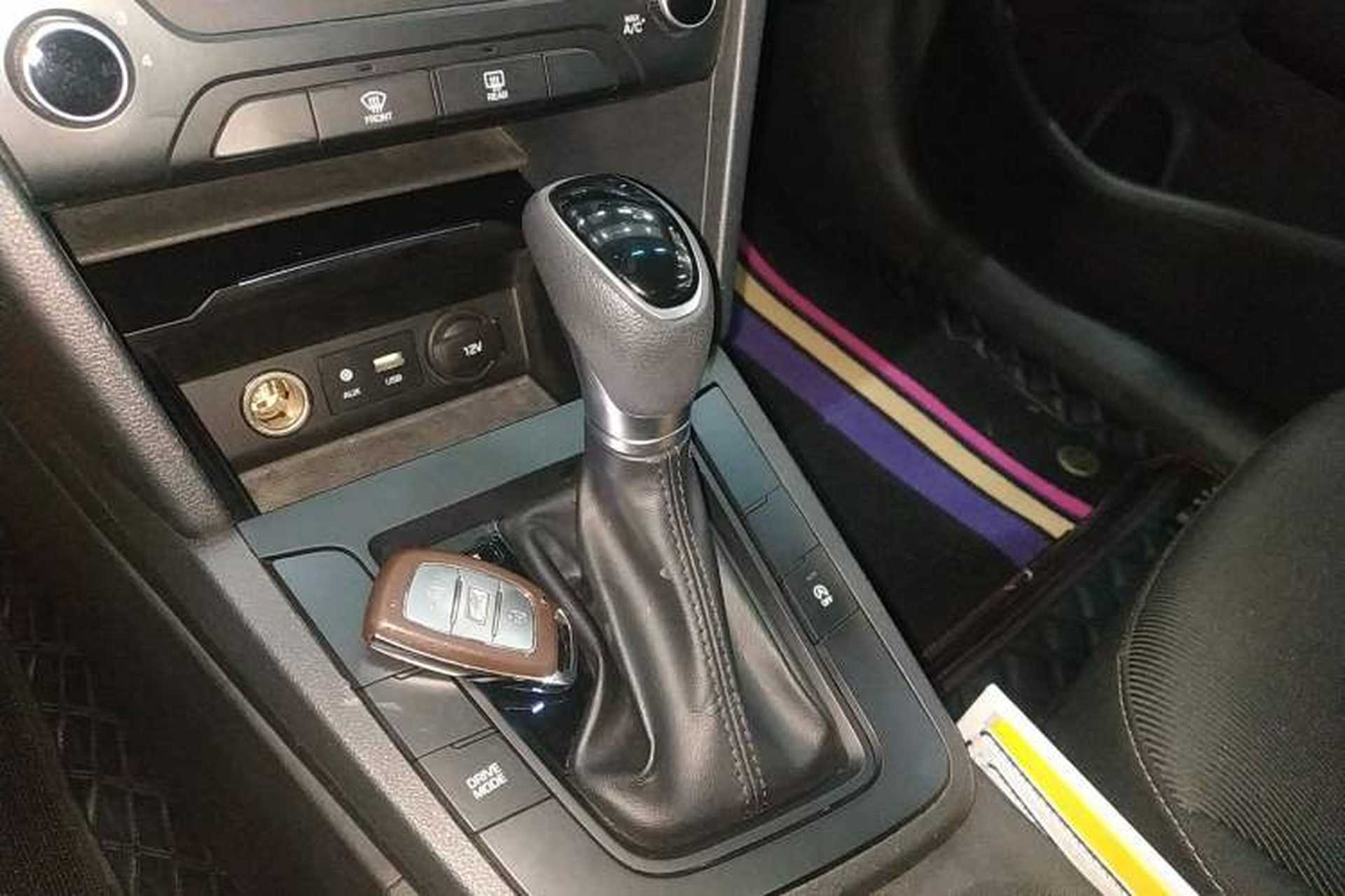 Used Hyundai Elantra (6th Generation / Lingdong) 2018 1.4T Dual-Clutch Xuan Dong · Dynamic Edition Gear Lever