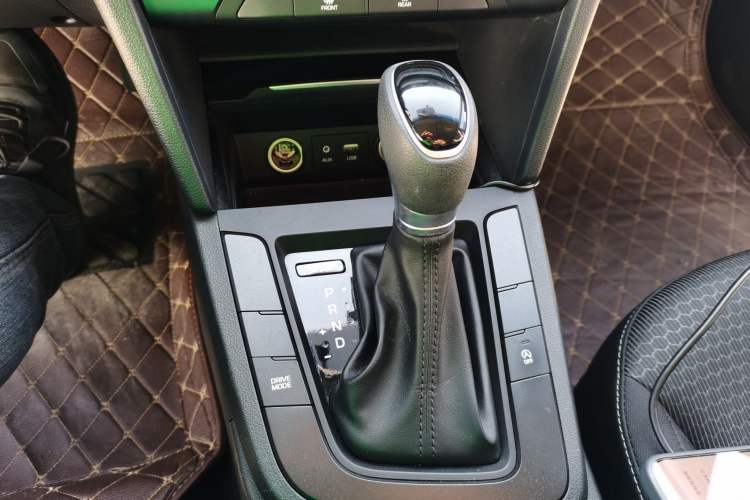 Used Hyundai Elantra (6th Generation / Lingdong) 2018 1.4T Dual-Clutch Xuan Dong · Dynamic Edition Gear Lever