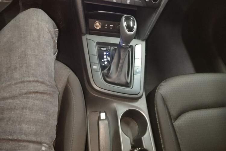 Used Hyundai Elantra (6th Generation / Lingdong) 2018 1.4T Dual-Clutch Xuan Dong · Dynamic Edition Gear Lever