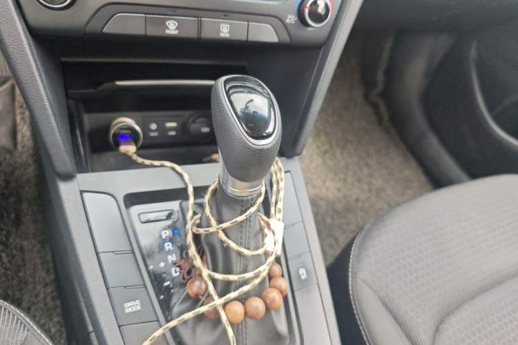 Used Hyundai Elantra (6th Generation / Lingdong) 2018 1.4T Dual-Clutch Xuan Dong · Dynamic Edition Gear Lever