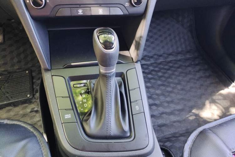 Used Hyundai Elantra (6th Generation / Lingdong) 2018 1.4T Dual-Clutch Xuan Dong · Dynamic Edition Gear Lever