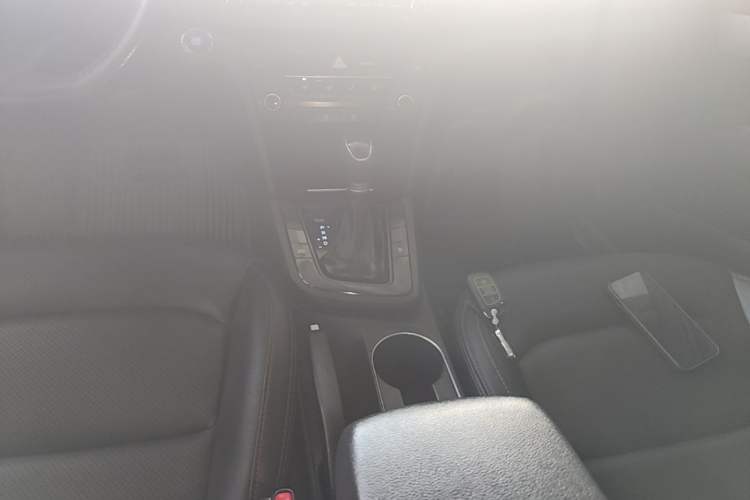 Used Hyundai Elantra (6th Generation / Lingdong) 2018 1.4T Dual-Clutch Xuan Dong · Dynamic Edition Gear Lever