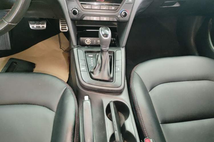 Used Hyundai Elantra (6th Generation / Lingdong) 2018 1.4T Dual-Clutch Xuan Dong · Dynamic Edition Gear Lever