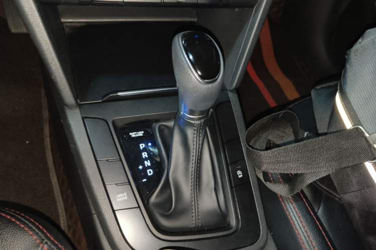 Used Hyundai Elantra (6th Generation / Lingdong) 2018 1.4T Dual-Clutch Xuan Dong · Dynamic Edition Gear Lever