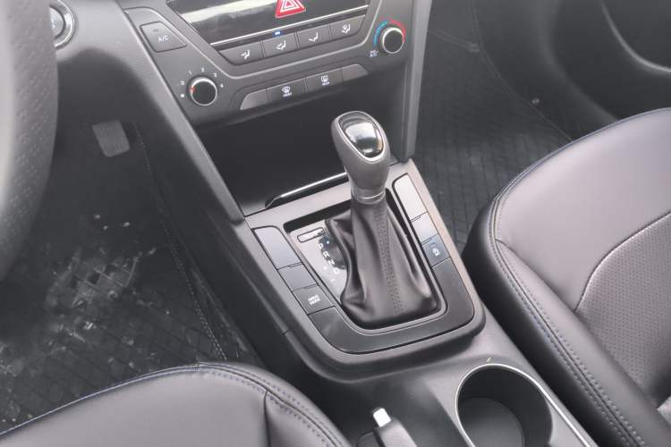 Used Hyundai Elantra (6th Generation / Lingdong) 2018 1.4T Dual-Clutch Xuan Dong · Dynamic Edition Gear Lever
