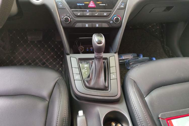 Used Hyundai Elantra (6th Generation / Lingdong) 2018 1.4T Dual-Clutch Xuan Dong · Dynamic Edition Gear Lever