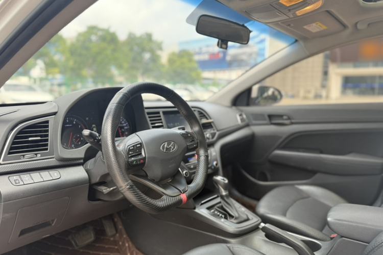 Used Hyundai Elantra (6th Generation / Lingdong) 2018 1.4T Dual-Clutch Xuan Dong · Dynamic Edition Interior 4