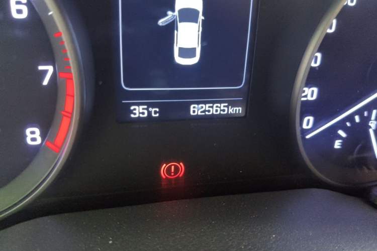 Used Hyundai Elantra (6th Generation / Lingdong) 2018 1.6L Automatic 15th Anniversary Special Edition Odometer Close Up